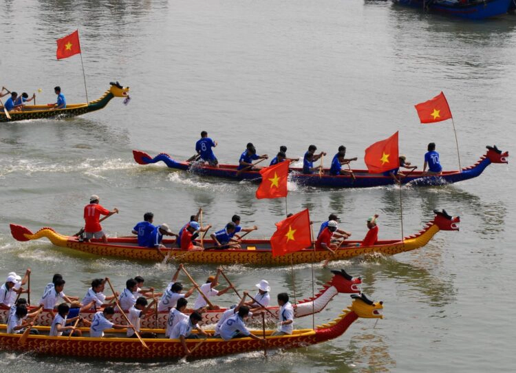Lễ hội đầm Ô Loan. Ảnh: phuyentourism.gov.