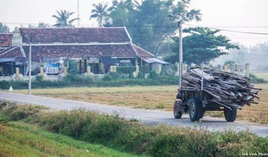 Chợ quê họp trong khu nhà lợp ngói đỏ rêu phong. Chợ quê họp trong khu nhà lợp ngói đỏ rêu phong.