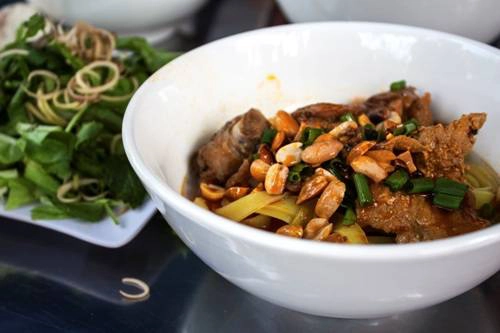  Tuy không phải món ăn đặc trưng nhất của Phú Yên, mì Quảng ở đây mang hương vị độc đáo so với những nơi khác. Ảnh: Minh Đức