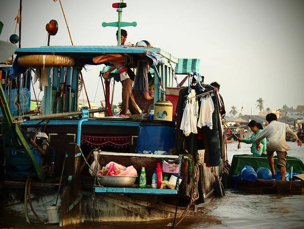 Những chiếc thuyền nhỏ này không chỉ là phương tiện mưu sinh mà còn là “nhà” của người dân địa phương. Quần áo, đồ dùng sinh hoạt và cả nhà bếp đều có trên thuyền. 