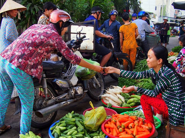 Người mua kẻ bán đang thương lượng giá cả.