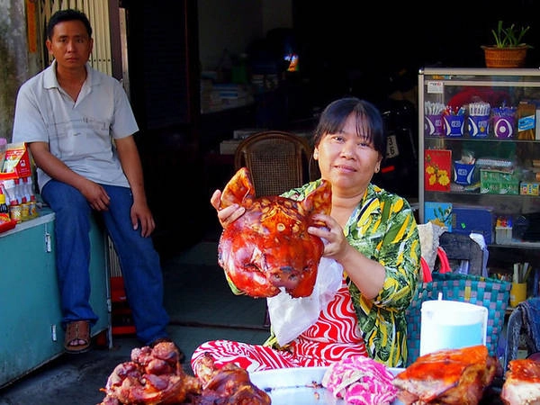 Còn người phụ nữ này đang khoe mặt hàng của mình: Đầu heo quay.