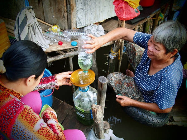 Hai người phụ nữ đang giao dịch.