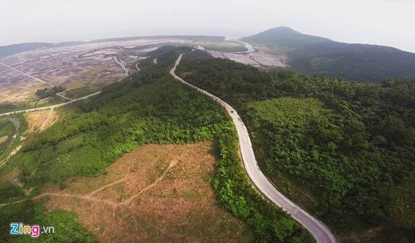 Trên lộ trình từ Bắc vào Nam, Đèo Ngang nằm ở ranh giới của hai tỉnh Quảng Bình và Hà Tĩnh, là một thắng cảnh nổi tiếng gắn liền với các di tích kiến trúc - nghệ thuật - tôn giáo như đền thờ bà Liễu Hạnh, bãi tắm Hòn La, Cảnh Dương...