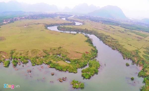 Có dịp đến thăm Quảng Bình, nhiều du khách không khỏi ngạc nhiên, trầm trồ thán phục phong cảnh non xanh nước biếc và hang động kỳ vĩ của xứ sở đẹp tựa thần tiên.