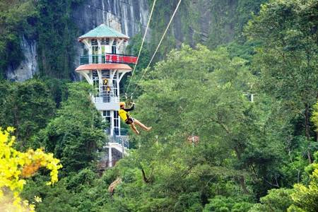 Zip-line thu hút du khách thích được sống trong cảm giác mạnh