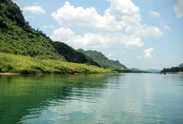 Sông Son hiền hòa ven đường 20 Quyết Thắng. Sông Son hiền hòa ven đường 20 Quyết Thắng.
