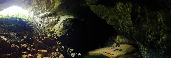 Cắm trại trong hang.