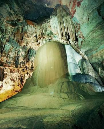 Những khối thạch nhũ khổng lồ. Những khối thạch nhũ khổng lồ.