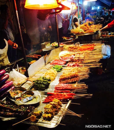 Ở đây có buffet đồ nướng, bình dân là 30 tệ/người (miễn phí nước uống). Buffet ở nhà hàng khoảng hơn 100 tệ kèm nước (đủ món Á, ÂU, Trung, Nhật, Hàn).