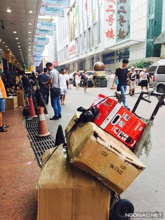 Một chiếc xe đẩy như thế này là rất cần thiết cho các bạn sang mua nhiều hàng hóa.