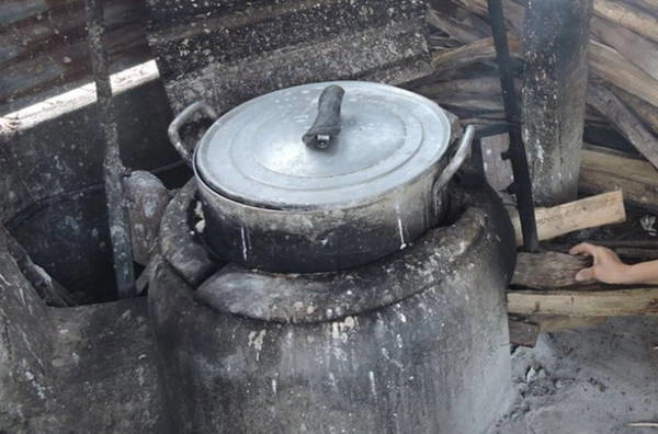  Bột sắn cho vào nồi nấu chín thành hồ - Ảnh: T.LY