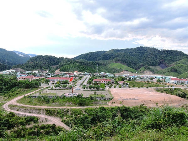 Bức tranh núi rừng tại trung tâm huyện Tây Giang - Ảnh: Thanh Ly Bức tranh núi rừng tại trung tâm huyện Tây Giang - Ảnh: Thanh Ly