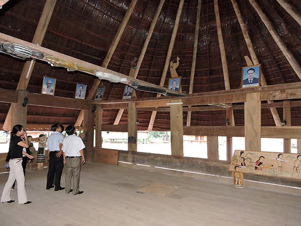 Du khách thăm những ngôi nhà trong làng truyền thông Cơ Tu để biết thêm về đời sống văn hóa nơi đây - Ảnh: Thanh Ly Du khách thăm những ngôi nhà trong làng truyền thông Cơ Tu để biết thêm về đời sống văn hóa nơi đây - Ảnh: Thanh Ly