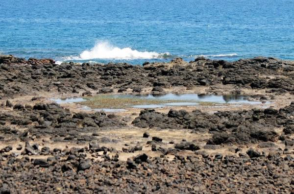       Quanh năm liên tục bị tác động sóng gió nhưng miệng núi lửa cổ nằm sát mép biển vẫn còn nguyên vẹn. Hệ địa hình sinh thái trải rộng ra khu vực xung quanh với nhiều bãi đất bazan, cột đá balad trông khá độc đáo.