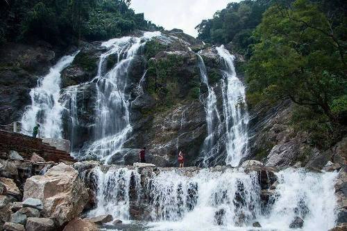 Dưới chân thác có một hồ nước sâu tự nhiên rộng hàng trăm m2, nước xanh biếc và trong lành, mát lạnh. Ảnh: Instagram Dưới chân thác có một hồ nước sâu tự nhiên rộng hàng trăm m2, nước xanh biếc và trong lành, mát lạnh. Ảnh: Instagram
