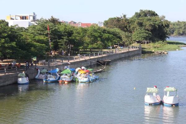 Thuyền con vịt trên sông quê Bình Dương - Ảnh: V.Q.Cầu