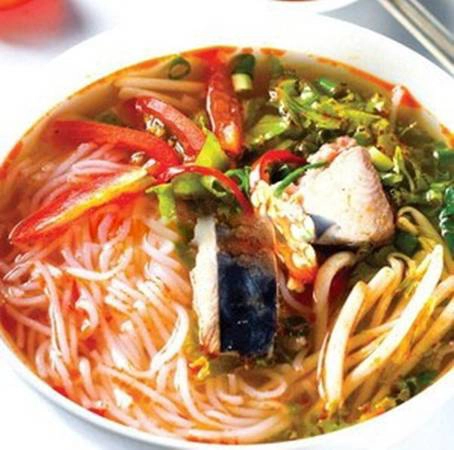 Bún cá ngừ um thật ra rất đơn giản, chỉ là vài lát cá ngừ tươi um với thơm, ăn kèm bún tươi và rau sống. (Nguồn: Internet) Bún cá ngừ um thật ra rất đơn giản, chỉ là vài lát cá ngừ tươi um với thơm, ăn kèm bún tươi và rau sống. (Nguồn: Internet)