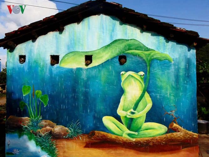 Tranh chú ếch là một trong những bức tranh nổi tiếng của xóm. Ảnh: VOV.