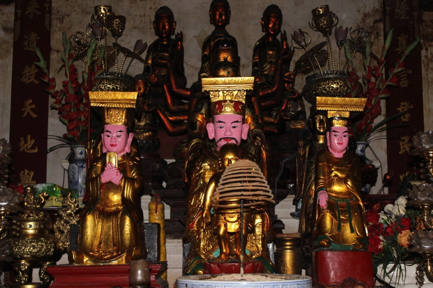 Những bức tượng thờ trong chùa Nam Thọ.