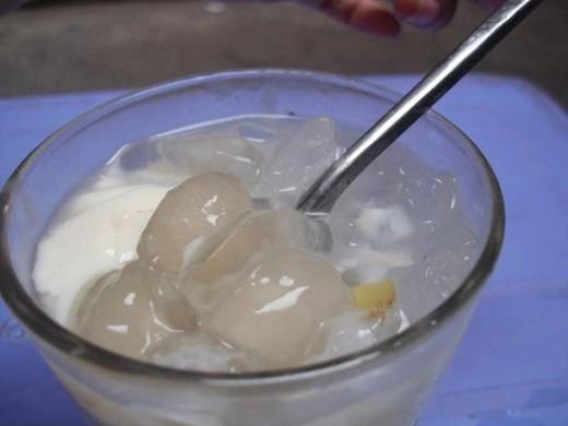 Hương vị bùi bùi, nong nóng của nước cốt dừa và trân trâu, pha thêm chút se lạnh, chua chua, ngọt ngọt đậm đà rất riêng của kem làm người ăn nhớ về sữa chua trân châu mãi. (Ảnh: Internet) Hương vị bùi bùi, nong nóng của nước cốt dừa và trân trâu, pha thêm chút se lạnh, chua chua, ngọt ngọt đậm đà rất riêng của kem làm người ăn nhớ về sữa chua trân châu mãi. (Ảnh: Internet)
