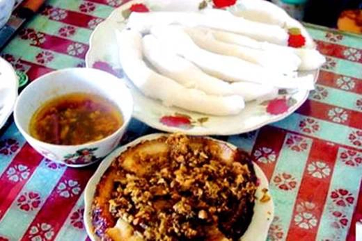 Món này không tạo cảm giác vồ vập mà nhẹ nhàng, dân dã khi cảm giác mát, mềm của bánh, vị ngọt bùi, thơm, ngậy của miếng khâu (thịt kho tàu) cứ dần lan tỏa trong cuống họng rồi “buộc” não phải nhớ nhung hoài. (Ảnh: Internet) Món này không tạo cảm giác vồ vập mà nhẹ nhàng, dân dã khi cảm giác mát, mềm của bánh, vị ngọt bùi, thơm, ngậy của miếng khâu (thịt kho tàu) cứ dần lan tỏa trong cuống họng rồi “buộc” não phải nhớ nhung hoài. (Ảnh: Internet)