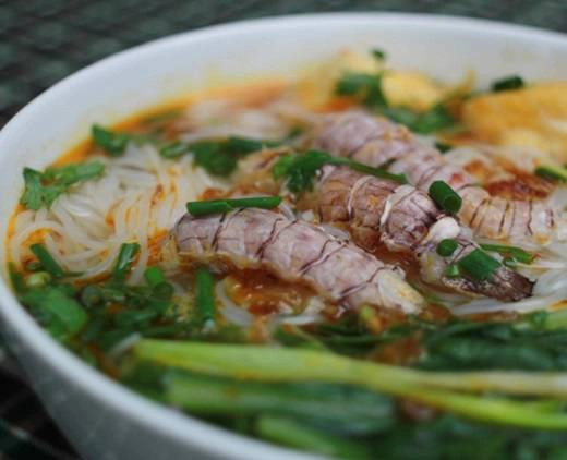 Nổi bật nhất trên cùng của tô bún vẫn là những con bề bề đã được chế biến sẵn có phần thịt dai chắc và hương vị ngon ngọt, đậm đà. (Ảnh: Internet) Nổi bật nhất trên cùng của tô bún vẫn là những con bề bề đã được chế biến sẵn có phần thịt dai chắc và hương vị ngon ngọt, đậm đà. (Ảnh: Internet)