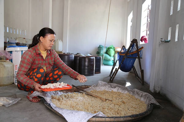 Kế thừa tiếng thơm trong lịch sử, ngày nay người Kim Long lưu giữ cách nấu rượu truyền thống. Kế thừa tiếng thơm trong lịch sử, ngày nay người Kim Long lưu giữ cách nấu rượu truyền thống.
