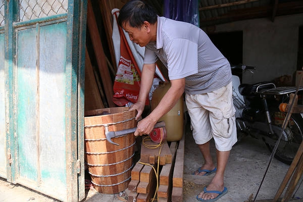 Làng Kim Long có 300 hộ làm nghề nấu rượu với sản lượng 3-5 lít/hộ/ngày, thu hàng năm khoảng 2 tỷ đồng Làng Kim Long có 300 hộ làm nghề nấu rượu với sản lượng 3-5 lít/hộ/ngày, thu hàng năm khoảng 2 tỷ đồng