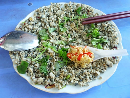 Những con chắt chắt được luộc, đãi lấy ruột, phi thơm cùng hành và gia vị cho đậm đà. Ảnh: quangtri360 Những con chắt chắt được luộc, đãi lấy ruột, phi thơm cùng hành và gia vị cho đậm đà. Ảnh: quangtri360