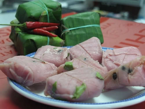 Nem chợ Huyện có thể ăn với rau thơm, cuốn với bánh tráng hoặc chấm nước mắm pha loãng với đậu phộng giã nhỏ thêm đường và tỏi, ớt. Ảnh: Trung tâm thông tin xúc tiến Du lịch Bình Định.