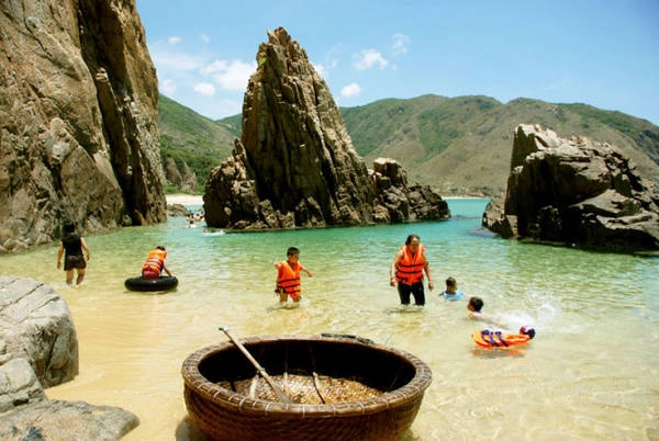  Du khách đắm mình trong thiên đường Kỳ Co - Ảnh: Hoa Khá