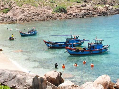 Tắm biển lặn ngắm san hô ở Hòn Khô. Tắm biển lặn ngắm san hô ở Hòn Khô.