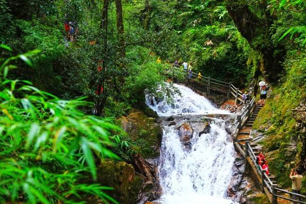 Thác Tình yêu có độ cao 100 m, ngày đêm tuôn những cột nước trắng xóa xuống con suối Vàng. Nhìn từ xa, thác hiện lên như hình chiếc nón uốn lượn bên thảm thực vật xanh mát xung quanh.