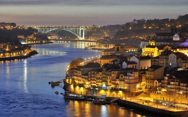 13. Porto, Bồ Đào Nha Là thành phố công nghiệp nhưng Porto lại được biết đến nhờ có phong cảnh vô cùng hữu tình với núi đồi, sông dài, biển cả nằm cạnh nhau; phố xá nhà cửa đẹp đẽ uốn lượn trên các triền đồi; ẩm thực tinh tế và đa dạng; con người thân thiện dễ mến và đặc biệt là giá dịch vụ rất phải chăng. Ảnh: Roughguides