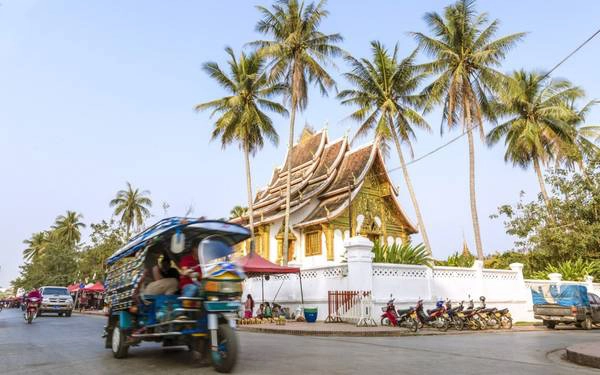 15. Luang Prabang, Lào Điều thu hút du khách đến với Luang Prabang chính là vẻ đẹp bình yên của khung cảnh, kiến trúc và cuộc sống thường nhật nơi đây. Những nhà sư mặc áo cam đi khất thực thành hàng dài qua các con phố cổ vào mỗi sáng sớm có lẽ là hình ảnh đặc trưng nhất của Luang Prabang. Ảnh: Roughguides 