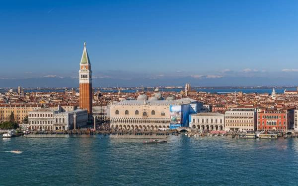 17. Venice, Ý Venice là một thành phố tuyệt vời, nơi mà mỗi góc độ của nó đều mang một vẻ lãng mạn, huyền bí như trên phim. Nơi mà thực tế pha trộn hài hòa với những ước mơ và là nơi mà tất cả mọi người nên đến một lần trong cuộc đời của họ, nếu có thể. Ảnh: Roughguides