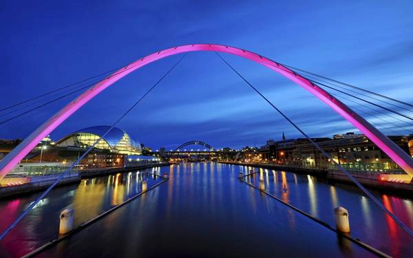 18. Newcastle, Anh Newcastle Một trong những thành phố sôi động và mang tính quốc tế nhất của Anh, với sức hút về các môn thể thao và nền văn hoá hiện đại. Thành phố Newcastle được mệnh danh là một trong 6 “Thành phố khoa học” và đóng vai trò đầu ngành trong việc phát triển hệ thống các trường Đại học. Ảnh: Roughguides