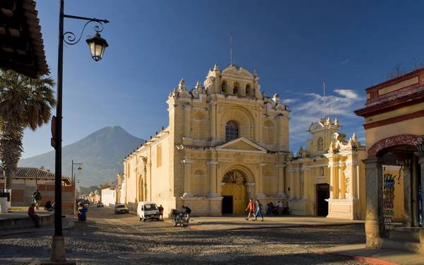 2. Antigua, Guatemala Antigua là thành phố của Guatemala - một quốc gia nằm ở khu vực Trung Mỹ, được người Tây Ban Nha lập nên vào năm 1543. Do sở hữu nhiều công trình lịch sử mang tầm vóc thế giới, nên nơi đây được UNESCO công nhận là một trong những di sản của thế giới. Ảnh: Roughguides