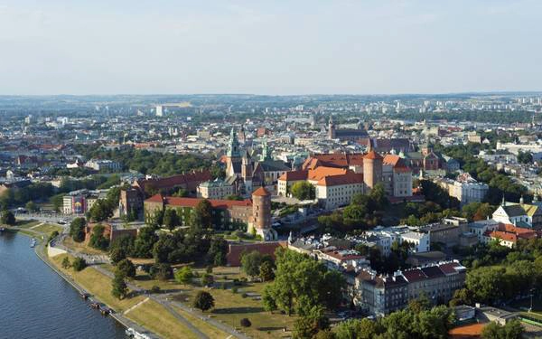  3. Kraków, Ba Lan Kraków là một trong những trung tâm hàng đầu về khoa học, văn hóa và nghệ thuật của Ba Lan. Nơi đây thu hút hơn 7 triệu du khách tới tham quan mỗi năm. Ảnh: Roughguides