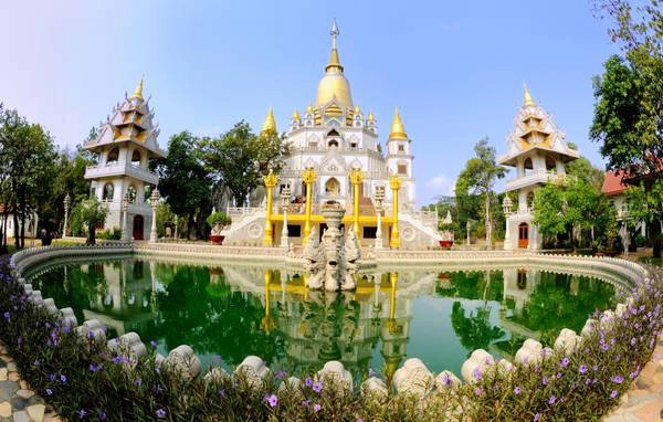 Nằm trên một ngọn đồi phía tây ngạn sông Đồng Nai, chùa Bửu Long tọa lạc tại số 81 Nguyễn Xiển, phường Long Bình, quận 9, cách trung tâm TP.HCM khoảng 20 km. Ảnh: chuanoitieng.com