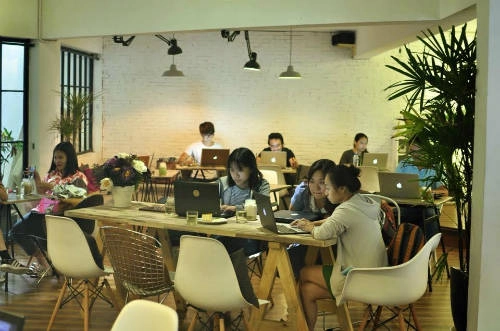 Quán còn là địa điểm lý tưởng cho những ai muốn giải quyết công việc trong một không gian thoải mái. Ảnh: FB Quán còn là địa điểm lý tưởng cho những ai muốn giải quyết công việc trong một không gian thoải mái. Ảnh: FB