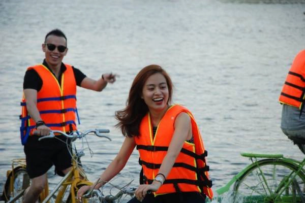 Ca sĩ Hoàng Thùy Linh cũng rất hào hứng với các trò chơi ở đây. Ảnh: langdulichtreviet