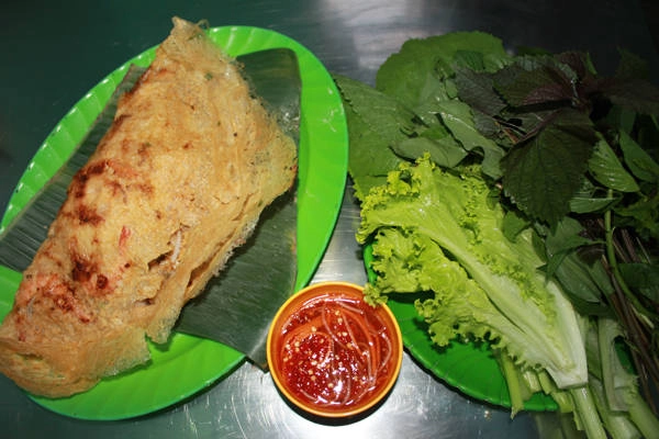 ba-quan-banh-xeo-binh-dan-hut-khach-o-sai-gon-ivivu-1