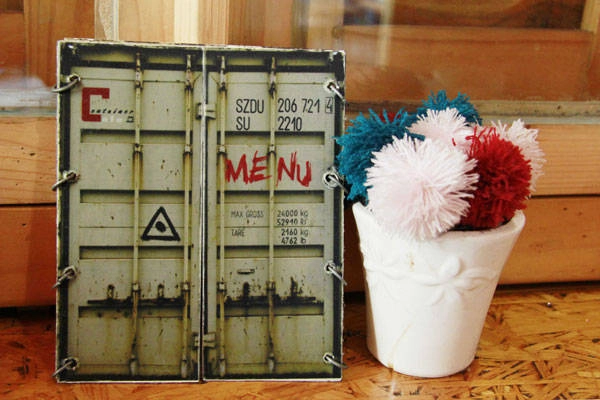 Menu "hầm hố" được thiết kế giống như cửa sau của một thùng container