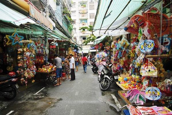 Cứ mỗi dịp Trung thu, đường Lương Nhữ Học, quận 5 lại thu hút du khách gần xa bởi không khí vui tươi và không gian đầy màu sắc. Phố đèn lồng là tên gọi quen thuộc mà giới trẻ Sài Gòn đặt cho con đường này.