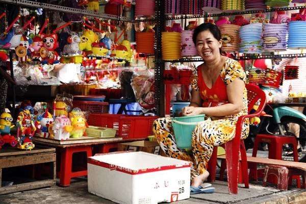  Nhiều gia đình sinh sống và kinh doanh nghề bán lồng đèn lâu năm ở con đường này. Đối với họ, đây không chỉ là nghề mà còn là niềm vui trong cuộc sống.
