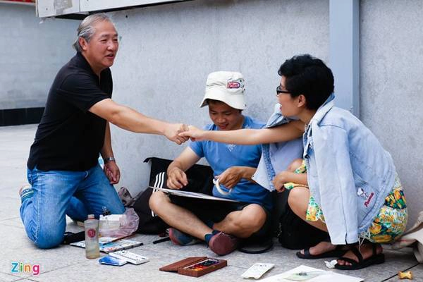 Các thành viên dành nhiều thời gian để trò chuyện, trao đổi góp ý cho các bức ký họa. Nơi đây không có khoảng cách về tuổi tác mà là sự giao lưu của những người cùng đam mê. Dự kiến, các kiến trúc sư sẽ ký họa tại các nhà cổ đường Trần Hưng Đạo, Nguyễn Trãi. Các thành viên dành nhiều thời gian để trò chuyện, trao đổi góp ý cho các bức ký họa. Nơi đây không có khoảng cách về tuổi tác mà là sự giao lưu của những người cùng đam mê. Dự kiến, các kiến trúc sư sẽ ký họa tại các nhà cổ đường Trần Hưng Đạo, Nguyễn Trãi.