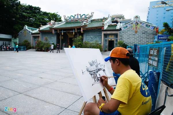 Anh Chiến, trưởng nhóm "Ký họa đô thị Việt Nam", cho biết, sau 2 năm thành lập, nhóm có hơn 1.500 thành viên, đã ký họa ở nhiều nơi trong nước như TP HCM, Hội An, Hà Nội, Hà Giang... và cả nước ngoài như Penang, Malacca (Malaysia), Singapore... Anh Chiến, trưởng nhóm "Ký họa đô thị Việt Nam", cho biết, sau 2 năm thành lập, nhóm có hơn 1.500 thành viên, đã ký họa ở nhiều nơi trong nước như TP HCM, Hội An, Hà Nội, Hà Giang... và cả nước ngoài như Penang, Malacca (Malaysia), Singapore...