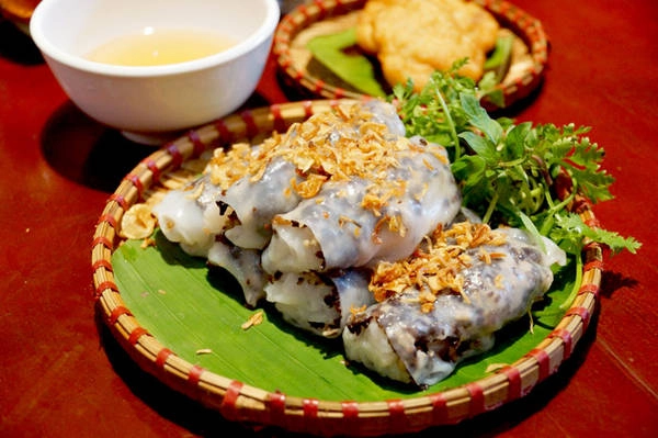 Bánh cuốn chả bò.